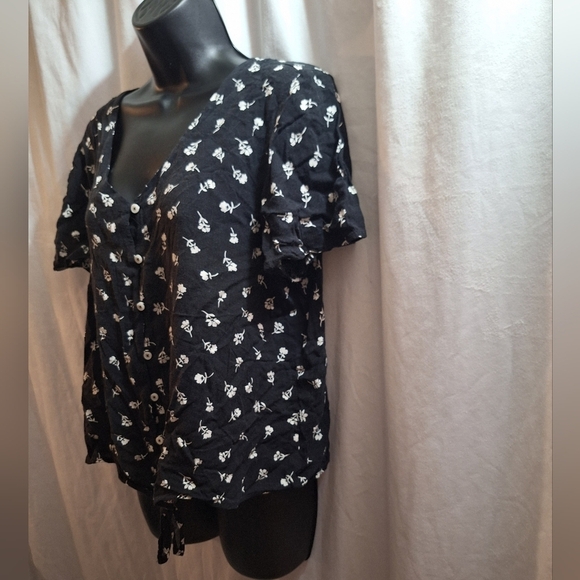 So large floral blouse button-down ties at waist - Picture 5 of 7